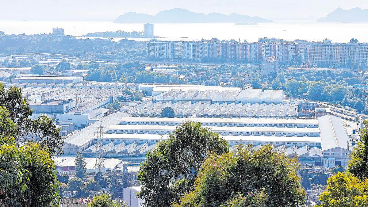 Panorámica del polígono industrial de Balaídos, en Vigo, con las islas Cíes al fondo